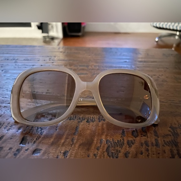 COACH Like New Square Sunglasses in Caramel. OS. - Picture 4 of 10